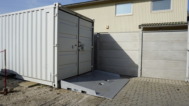 Kontener_beallo_rampa_8tonna (2).JPG